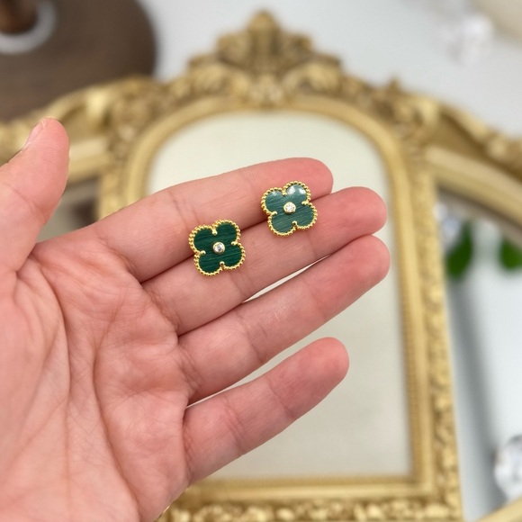 Lucky Alhambra Clover Earrings with Logo – Sterling Silver & Green Stone - Picture 5 of 7